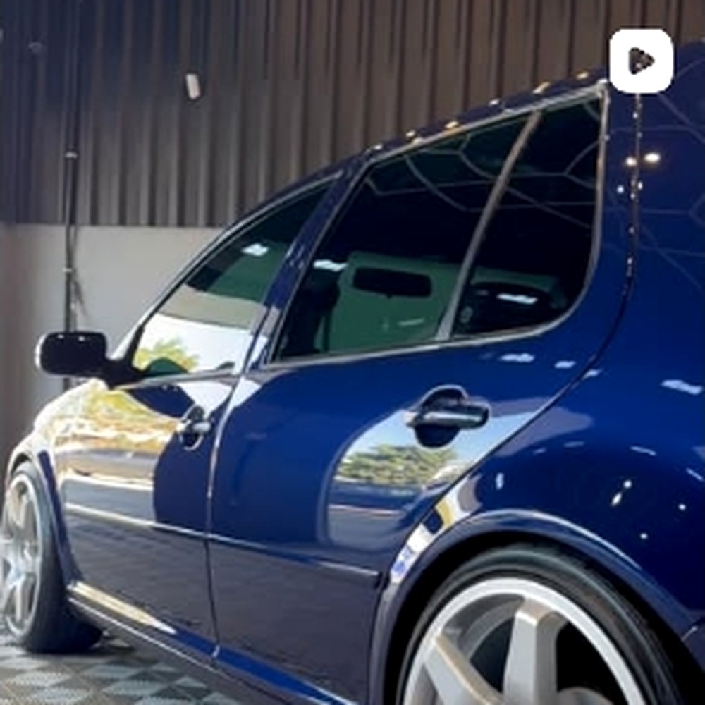 Carro azul com pintura brilhante