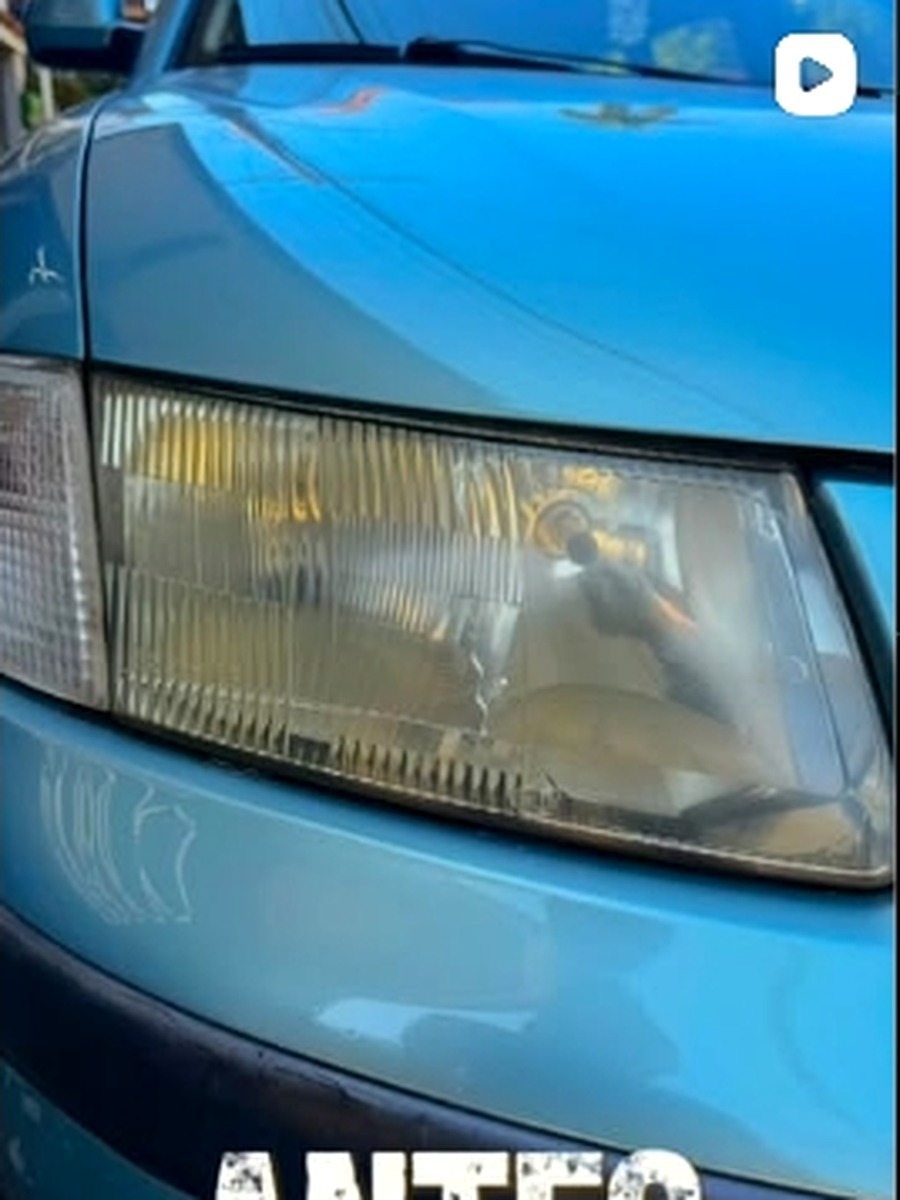 Farol automotivo em destaque para serviço de revitalização