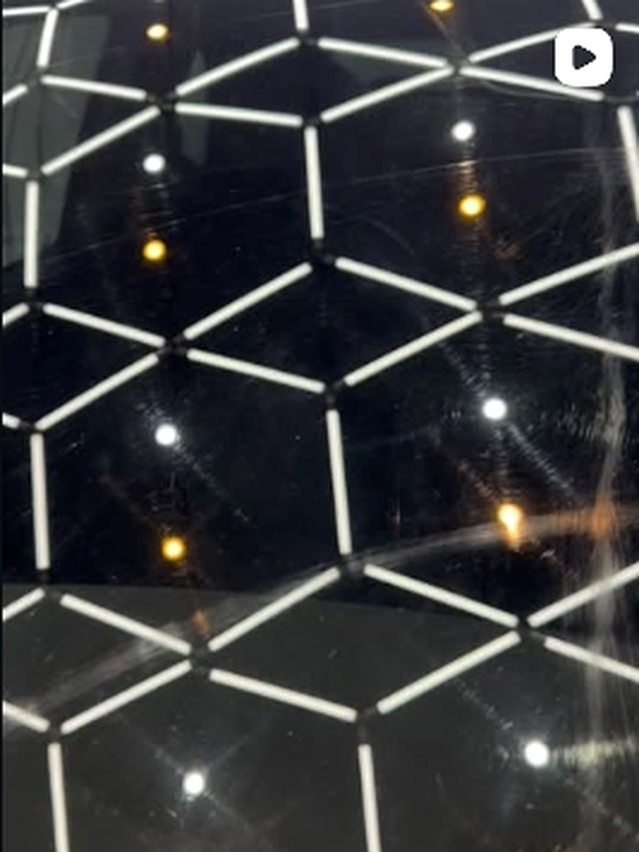 Reflexo de iluminação técnica em superfície automotiva vitrificada