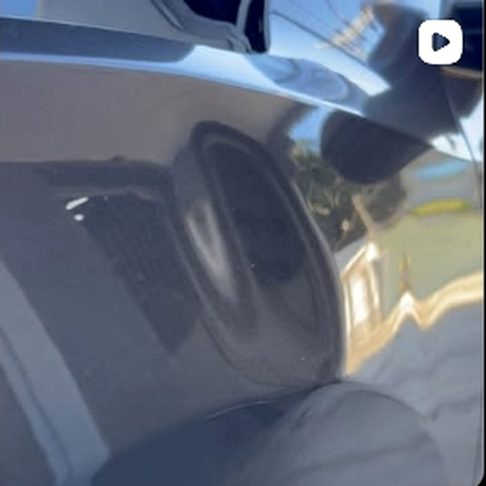 Detalhe de pintura automotiva para correção de pequenos amassados