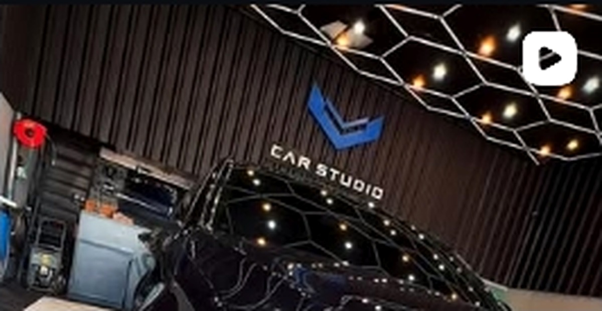 Veículo preto dentro do estúdio Vini Car Studio