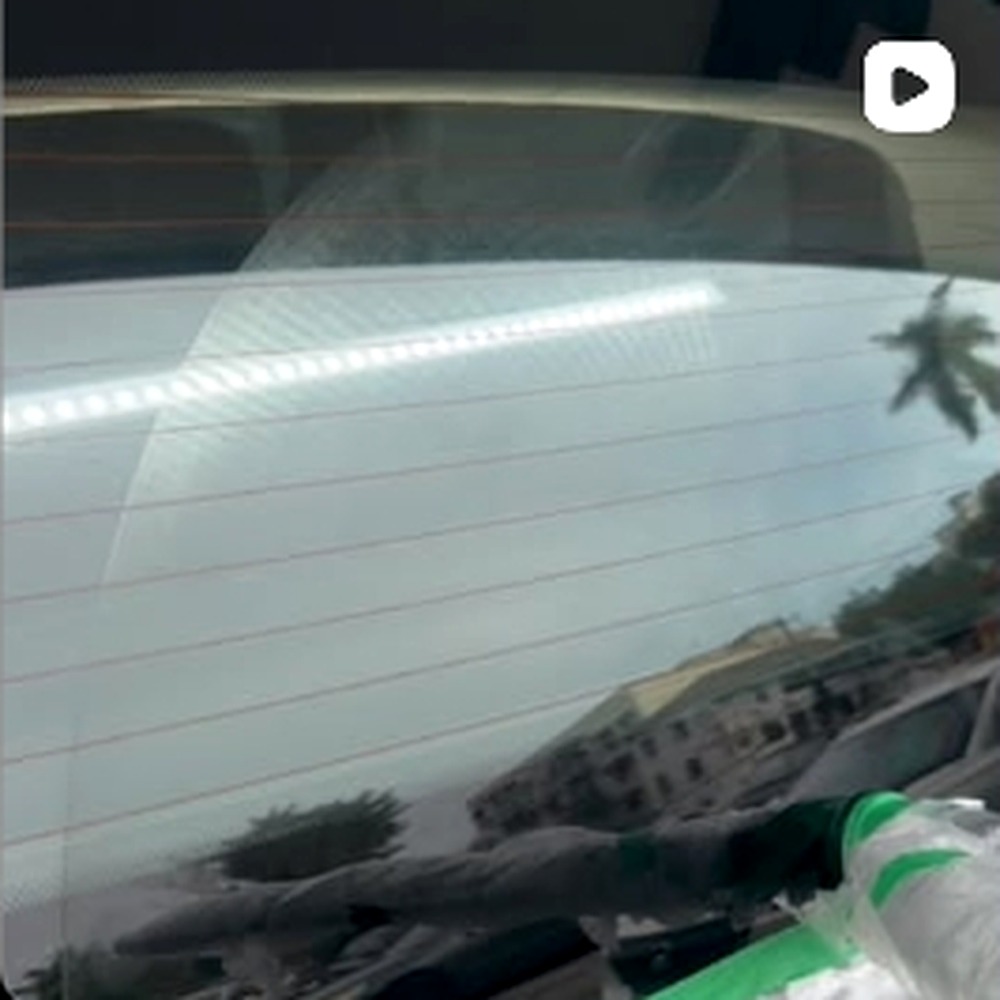 Vidro automotivo visto durante serviço de polimento